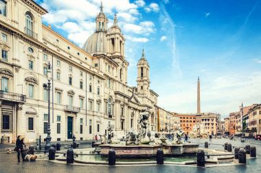 Ünlü Navona Meydanı /Piazza Navona /. Sant' Agnese kilise ve La Fontana del Moro önünde.