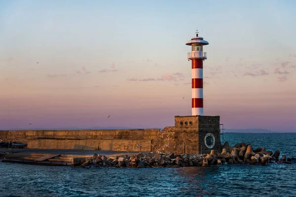 Barevný západ slunce nad majákem mořského pobřeží Burgas — Stock fotografie