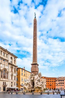 Dört nehir ve Navona Meydanı, Roma, İtalya, Mısır Dikilitaş Çeşmesi.