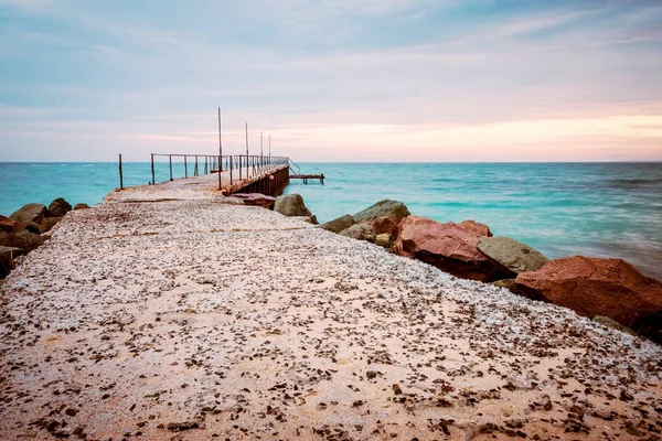 Un vecchio ponte di cemento con rotaie arrugginite sulla costa del Mar Nero a Ravda, Bulgaria — Foto Stock