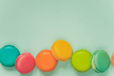 Düzenlenmiş mavi arka plan üzerinde renkli bademli kurabiye. Uzay kopyalayın. Vintage etkisi.