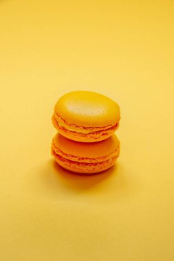 Sarı arka plan üzerinde sarı macaroons yakın çekim. 