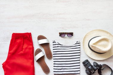 Casual ilkbahar/yaz erkek giyim ayarlayın. Tatil giysi ve aksesuarları kavramı.