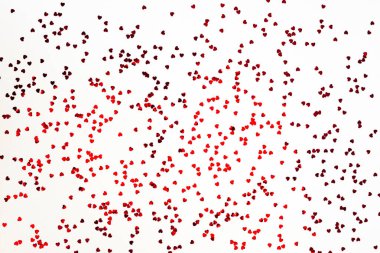 Sevgililer Günü geçmişi - dağınık kalp şekilli konfeti beyaz arka planda.