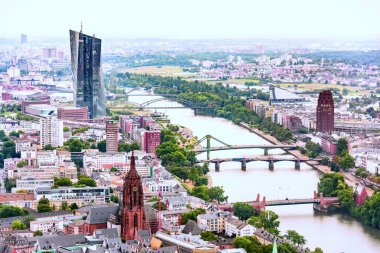 Frankfurt 'un havadan görünüşü - eski şehir merkezi, Avrupa Merkez Bankası binası ve nehir ana merkezi.