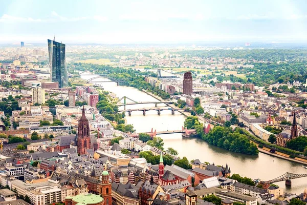 Vista aérea de Frankfurt Um Main - casco antiguo de la ciudad, edificio del Banco Central Europeo y río Main . — Foto de Stock