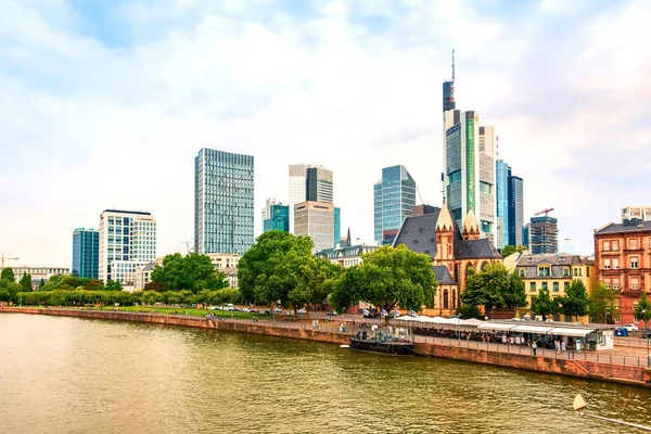 FRANKFURT UM MAIN, Alemanha 21-JULHO-2018. Vista aérea de Frankfurt Um arranha-céus principais do rio Main . — Fotografia de Stock