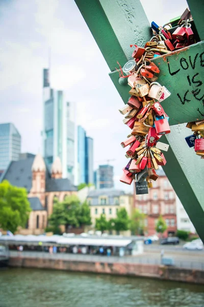Miles de candados de amor encerrados en el carril del Puente de Hierro en Frankfurt Um Main . — Foto de Stock