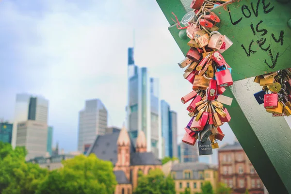 Milhares de cadeados de amor trancados no trilho da Ponte de Ferro em Frankfurt Um Main . — Fotografia de Stock