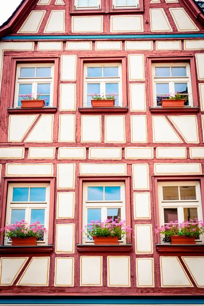 Una típica fachada de edificio alemán de estilo antiguo . —  Fotos de Stock