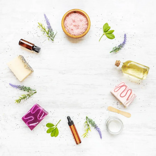Pandangan Atas Sabun Dan Kosmetik Organik Yang Diatur Dalam Lingkaran Stok Foto