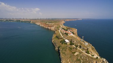 İletişim Merkezi ve olv askeri üs Kaliakra cape çok ucunda yer alır. Rüzgar jeneratörler tha arkada