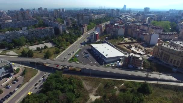 Vista aérea da estrada principal na cidade da Europa Oriental — Vídeo de Stock