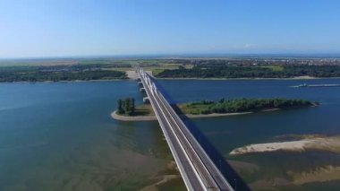 Tuna Nehri üzerindeki bir köprünün hava