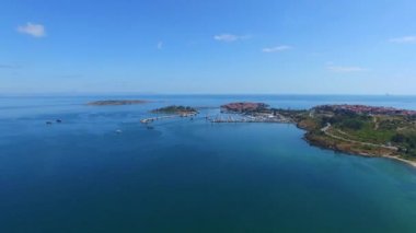 Süzebolu Marina ve Saint Ivan Adası, Bulgar Karadeniz kıyısında havadan görünümü