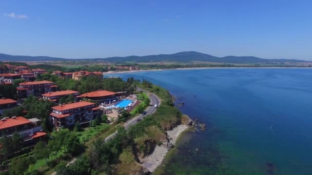 Vista aérea del complejo y la playa del Mar Negro — Vídeos de Stock