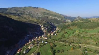 Gün batımında dağlarda yüksek köyünün havadan görünümü