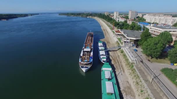 Круїзне судно в порту річки Дунай — стокове відео