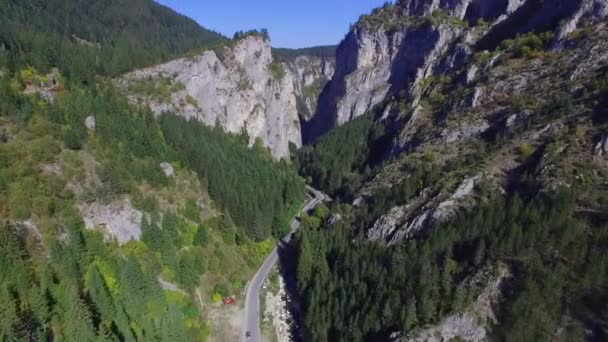 Garganta en montaña rocosa — Vídeo de stock