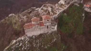 Uçuş Ortaçağ Kalesi Kilisesi çevresinde