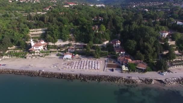 Aéreo sobre a praia central de Balchik e o jardim botânico — Vídeo de Stock