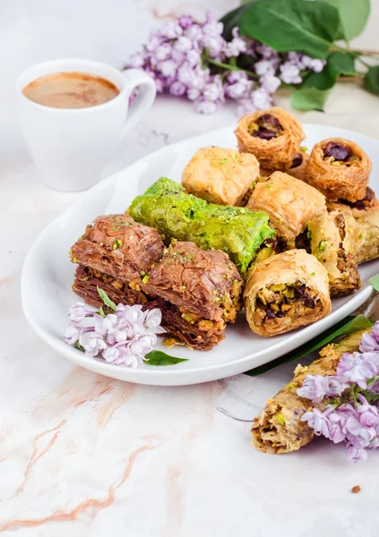 Vegyes baklava márvány háttér fehér lemez. Ramadan élelmiszer, Török és arab konyha. Szelektív összpontosít — Stock Fotó