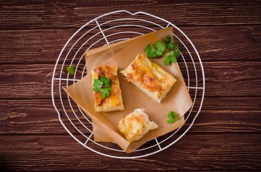 Ahşap arka plan üzerinde geleneksel Gürcü peynir katman pasta Achma. Seçici odak