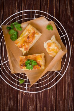 Ahşap arka plan üzerinde geleneksel Gürcü peynir katman pasta Achma. Seçici odak