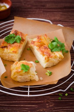 Ahşap arka plan üzerinde geleneksel Gürcü peynir katman pasta Achma. Seçici odak