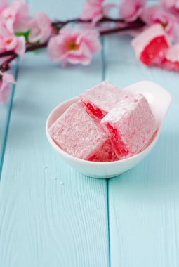 Rose rahat lokum lokum ahşap arka plan üzerinde aromalı. Seçici odak. Ramazan gıda