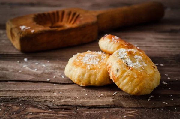 Maamoul sau mamoul - cookie-uri arabice umplute date cu nucă de cocos lângă mucegai de lemn pe fundal de masă din lemn de epocă. Concentrare selectivă. Imagine tonată — Fotografie, imagine de stoc