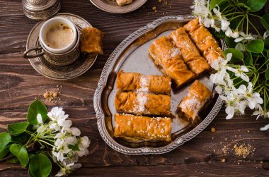 Ev yapımı baklava rulo olarak demir ahşap arka plan üzerinde deneyin. Ramazan yemek. Seçici odak
