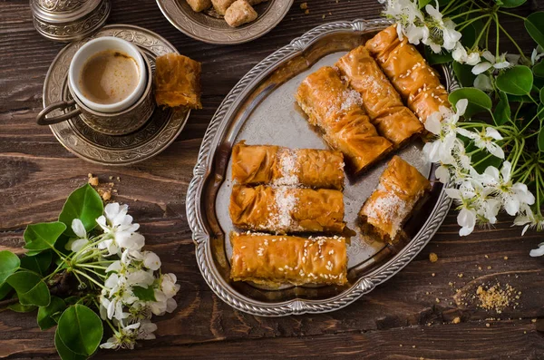 Domácí baklava rohlíky v železné vyzkoušet na dřevěné pozadí. Ramadánových jídel. Selektivní fokus — Stock fotografie