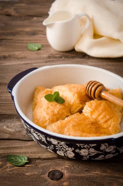 Ev yapımı baklava ahşap masanın üzerine krema tatlım sirup ile doldurulmuş. Doğu tatlılar. Ramazan gıda
