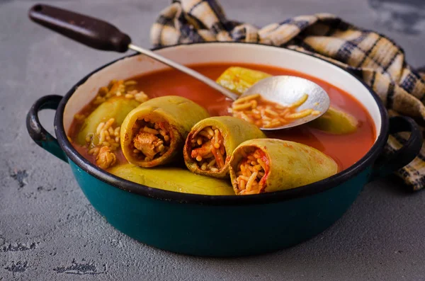 Kusa mahshe - la moelle de légumes farcie au riz, poulet et pignons de pin. Cuisine arabe. Alimentation du Ramadan — Photo