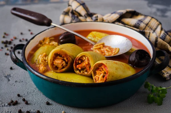 Kusa mahshe - la moelle de légumes farcie au riz, poulet et pignons de pin. Cuisine arabe. Alimentation du Ramadan — Photo