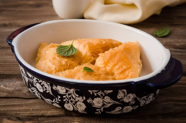 Zelfgemaakte baklava cream met honing siroop op houten tafel gevuld. Oost-snoep. Ramadan voedsel — Stockfoto