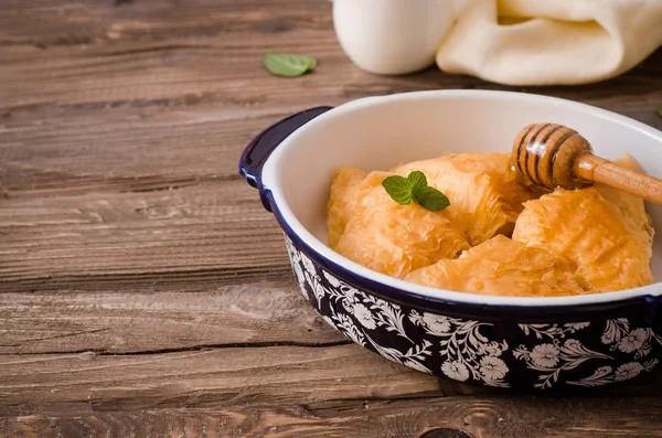 Zelfgemaakte baklava cream met honing siroop op houten tafel gevuld. Oost-snoep. Ramadan voedsel — Stockfoto