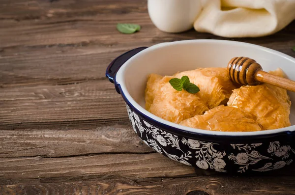 Domácí baklava nacpal krém s medem sirup na dřevěný stůl. Orientální sladkosti. Ramadánových jídel — Stock fotografie