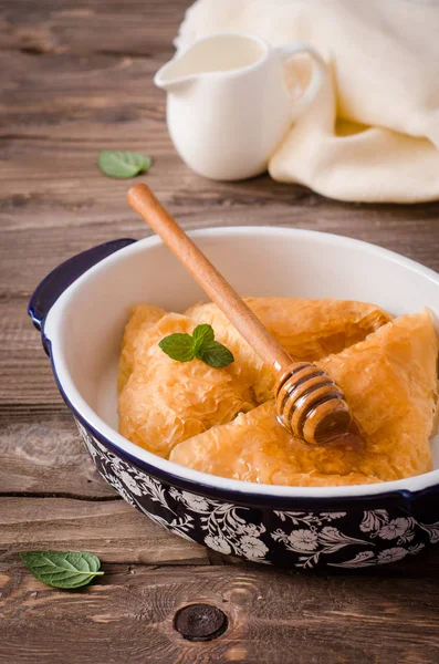 수 제 라바 나무 테이블에 크림 꿀 sirup 박제. 동부 과자입니다. 라마단 음식 — 스톡 사진