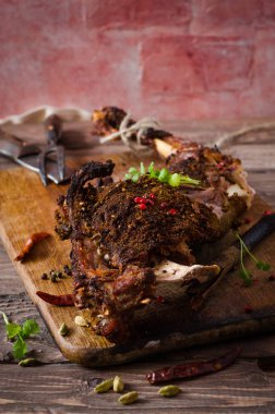 Ahşap tahta üzerinde ızgara baharatlı kuzu bacak. Ramazan yemek. Seçici odak