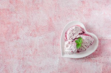 Çilekli dondurma taş zemin üzerine kase şekil kalbinde. Üstten Görünüm