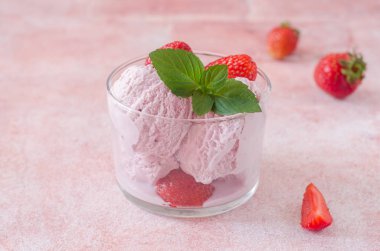 Çikolatalı ve naneli çilekli dondurma.