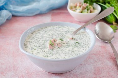 Okroshka. Tahta bir masada salatalık, turp, yumurta ve dereotlu soğuk yoğurt çorbası. Geleneksel Rus mutfağı..