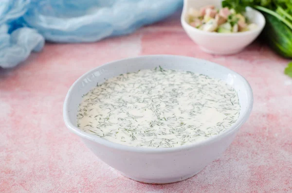 Okroshka Zomer Lichte Koude Yoghurtsoep Met Komkommer Radijs Eieren Dille — Stockfoto