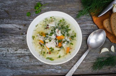 Ahşap zemin üzerine ev yapımı balık çorbası. Seçici odak. Üstten Görünüm