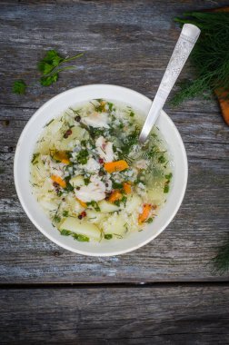 Ahşap zemin üzerine ev yapımı balık çorbası. Seçici odak. Üstten Görünüm