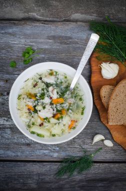 Ahşap zemin üzerine ev yapımı balık çorbası. Seçici odak. Üstten Görünüm