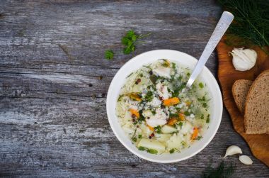 Ahşap zemin üzerine ev yapımı balık çorbası. Seçici odak. Üstten Görünüm