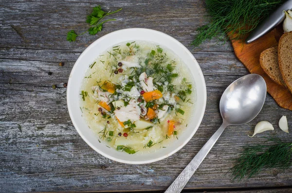 Soupe de poisson maison sur fond en bois. Concentration sélective. Vue du dessus — Photo